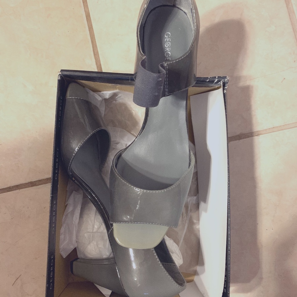 Comfy silver gray heel shoes